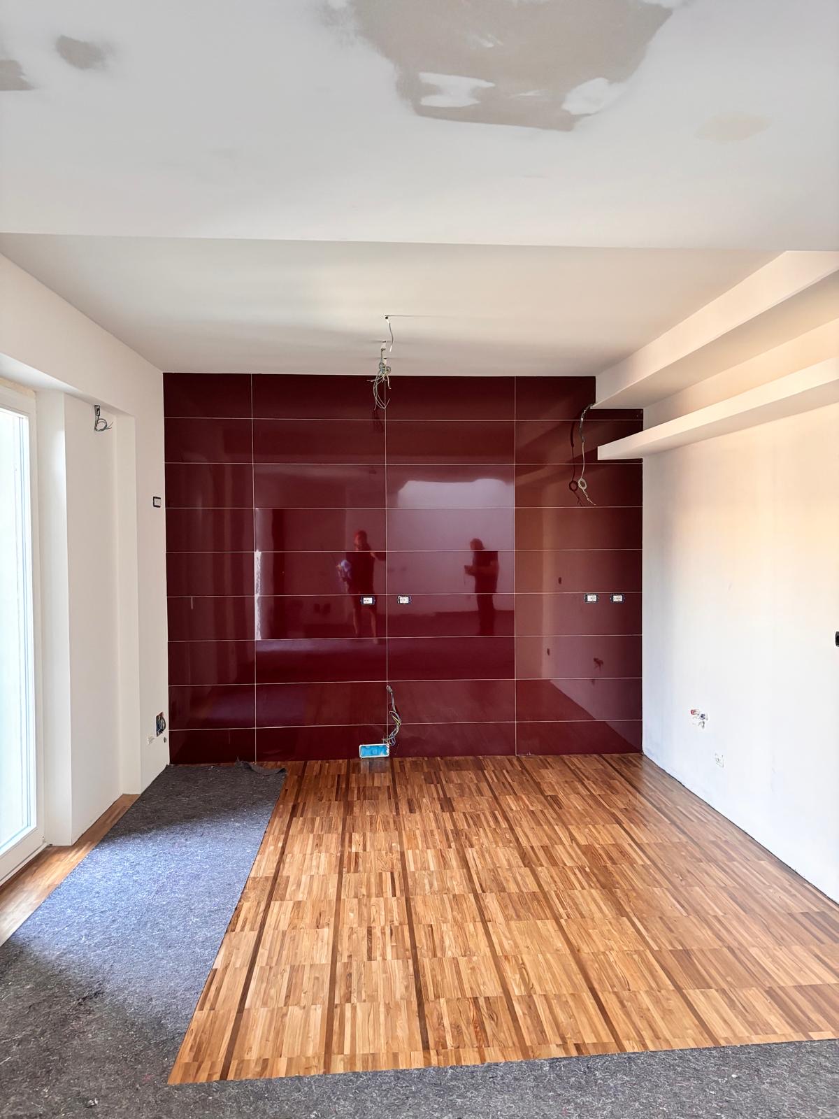 Parete cucina in lastre bordeaux — dopo dell'intervento (foto 1)